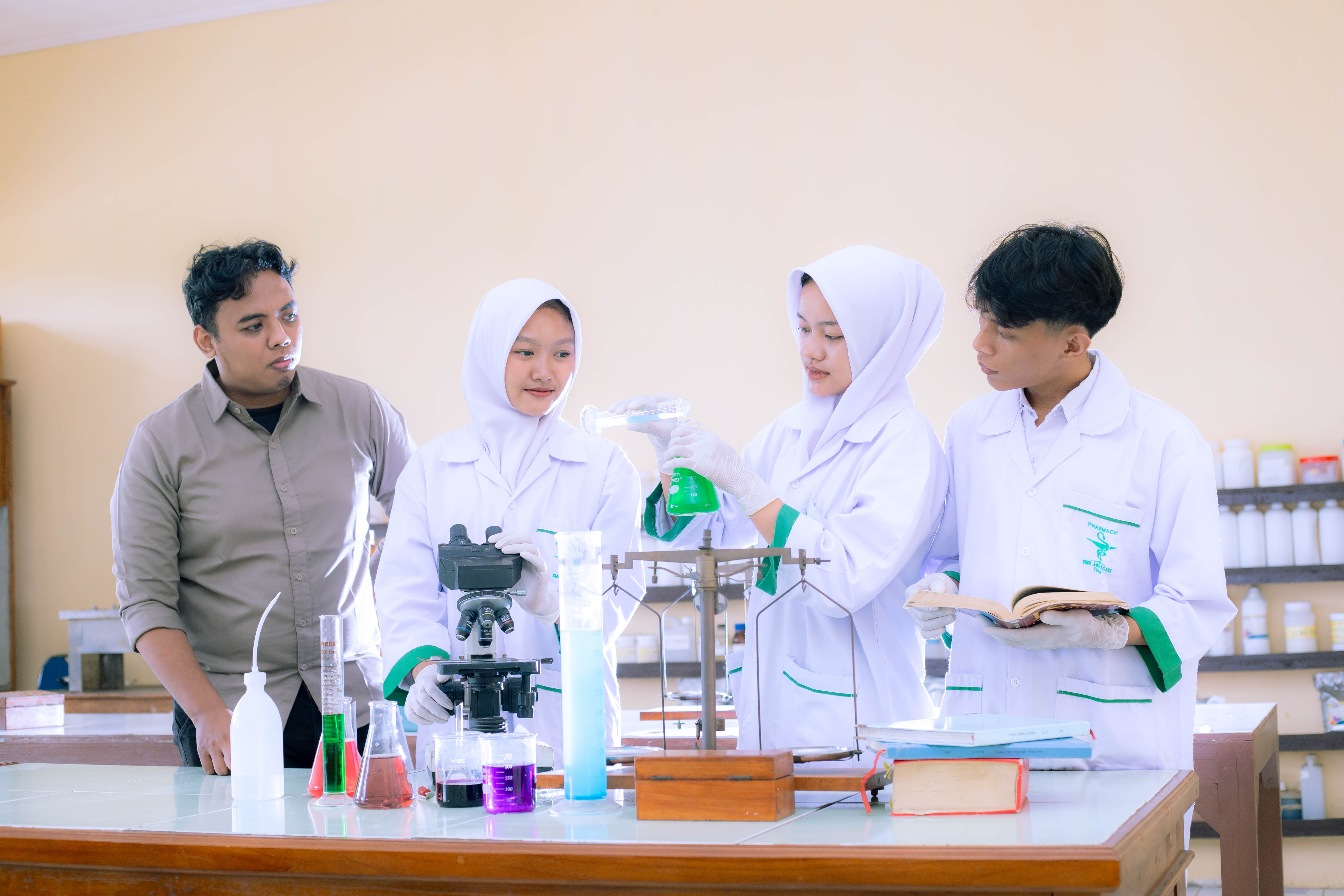 Layanan Penunjang Kefarmasian Klinis dan Komunitas (Farmasi)